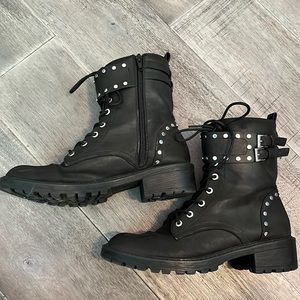 Super stylish woman’s boots!